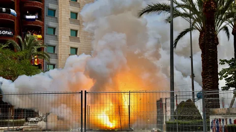 Imagen de una de las mascletàs que se dispararon en la Plaza de los Luceros de Alicante en las Hogueras de San Juan