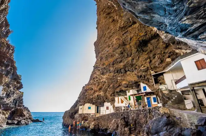 Así es el único pueblo de España levantado en una cueva de roca volcánica Así es el único pueblo de España levantado en una cueva de roca volcánica