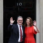 Keir Starmer saluda desde el 10 de Downing Street en Londres, residencia del primer ministro británico