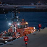 Salvamento rescata una patera con unas 45 personas en aguas cercanas a Fuerteventura