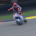 Marc sale por encima de su Ducati antes de golpearse contra el suelo