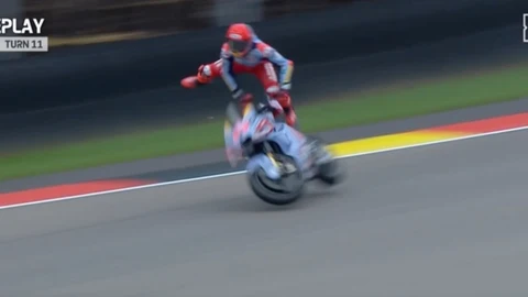 Marc sale por encima de su Ducati antes de golpearse contra el suelo