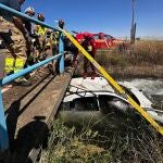 Rescatados un hombre de 95 años y una mujer de 65 tras caer su vehículo a un arroyo en Puente Villarente (León)