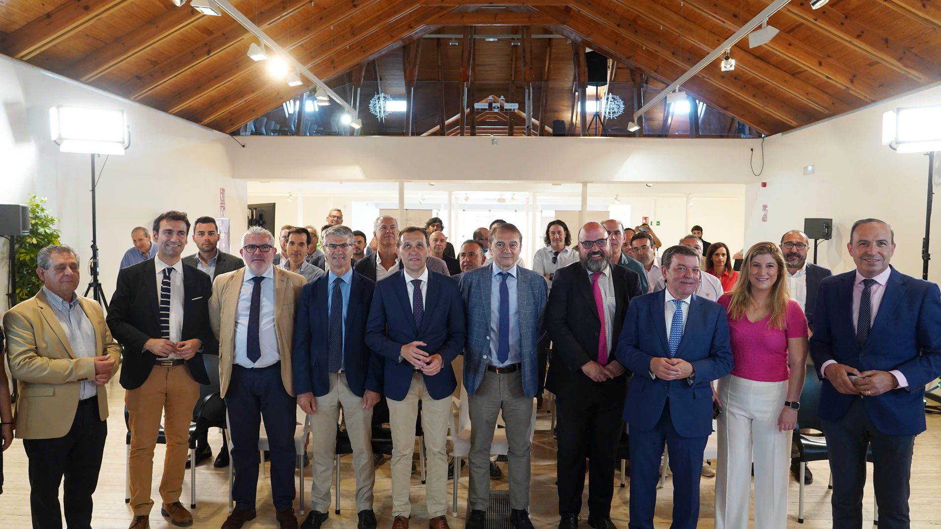 Foto de familia de Gago y Conrado Íscar con alcaldes de Valladolid que se han sumado al 012Rural