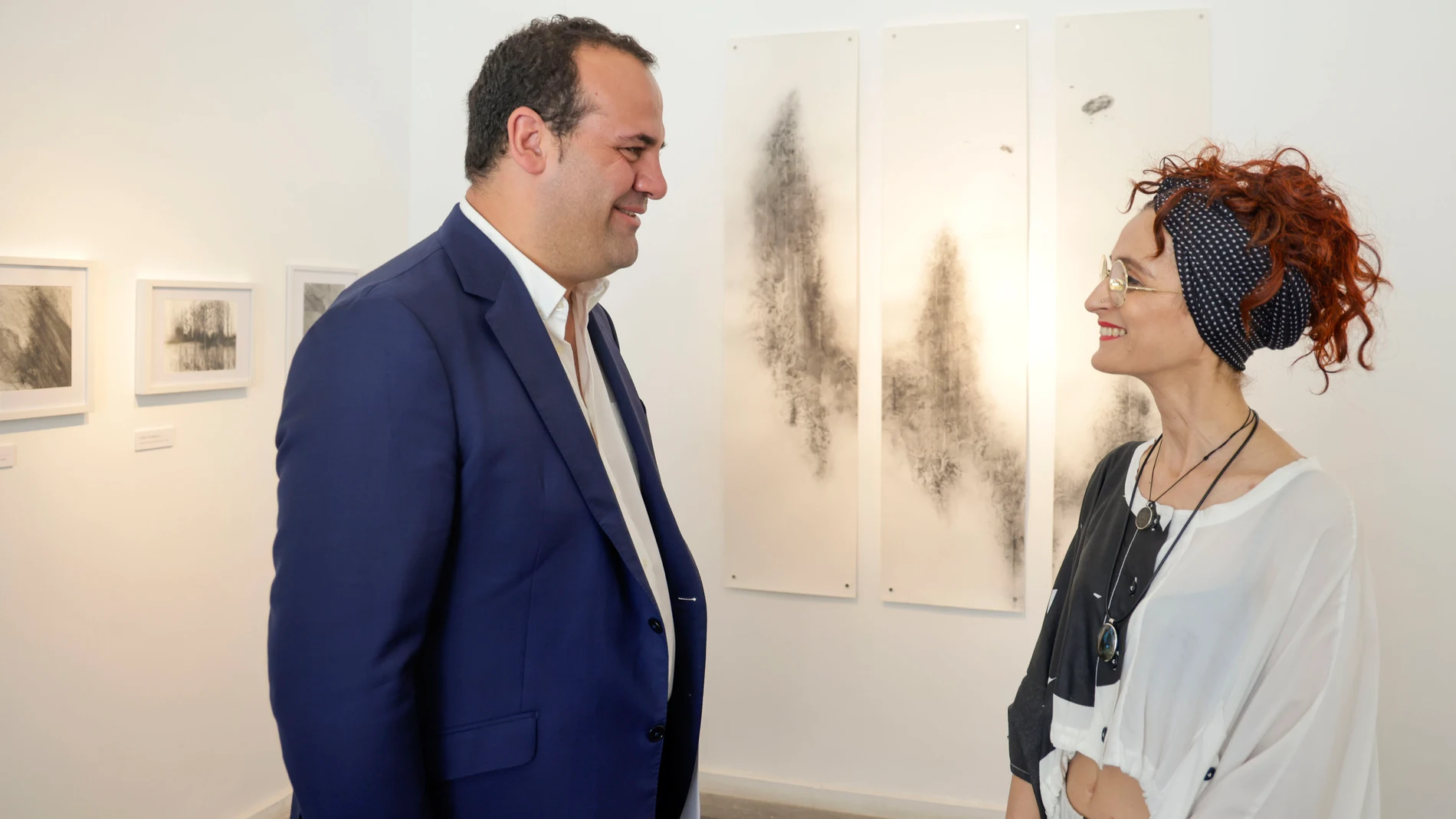 El diputado de Cultura, David Mingo, y la autora de la muestra, Rocío Caramazana, inauguran la exposición de pintura ‘Las líneas del alma’, que permanecerá hasta el próximo 1 de septiembre.