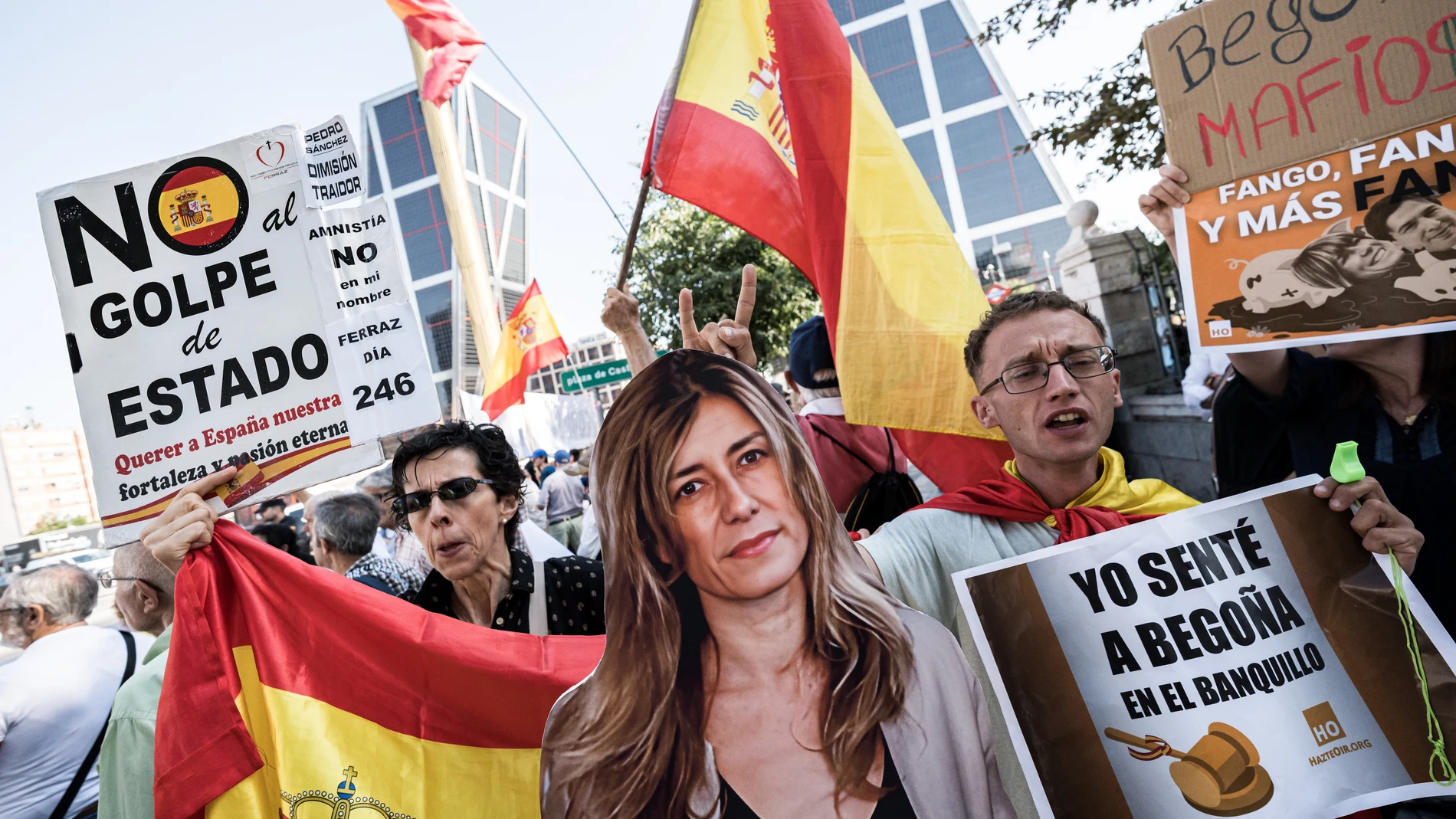 Varias personas se concentran para protestar contra el presidente del Gobierno antes de que su mujer, Begoña Gómez, llegue a declarar como investigada, en los juzgados de Plaza de Castilla, a 5 de julio de 2024, en Madrid (España). El titular del Juzgado de Instrucción número 41 de Madrid, Juan Carlos Peinado, ha citado a declarar como investigada a Begoña Gómez, esposa del presidente del Gobierno, Pedro Sánchez, por la presunta comisión de los delitos de corrupción en el sector privado y trá...