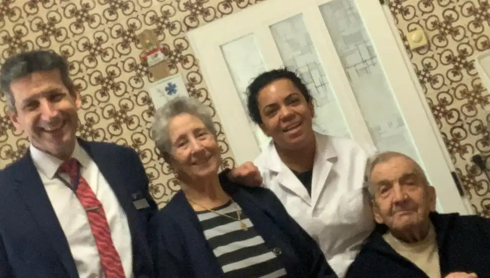 Foto de Cinthia junto a Curro y sus padres, José María y Vicenta
