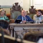 Carnero durante una de sus intervenciones en el pleno junto a Irene Carvajal y Francisco de Paula Blanco