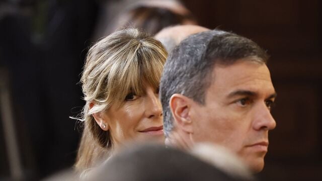 El presidente del gobierno, Pedro Sánchez (d), y su esposa, Begoña Gómez (d), antes de los saludos en el palacio Real durante el décimo aniversario del reinado de Felipe VI, este miércoles en Madrid.