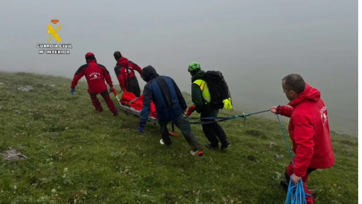 La Guardia Civil de Asturias rescata el cadáver de un madrileño que cayó por una pendiente de 100 metros