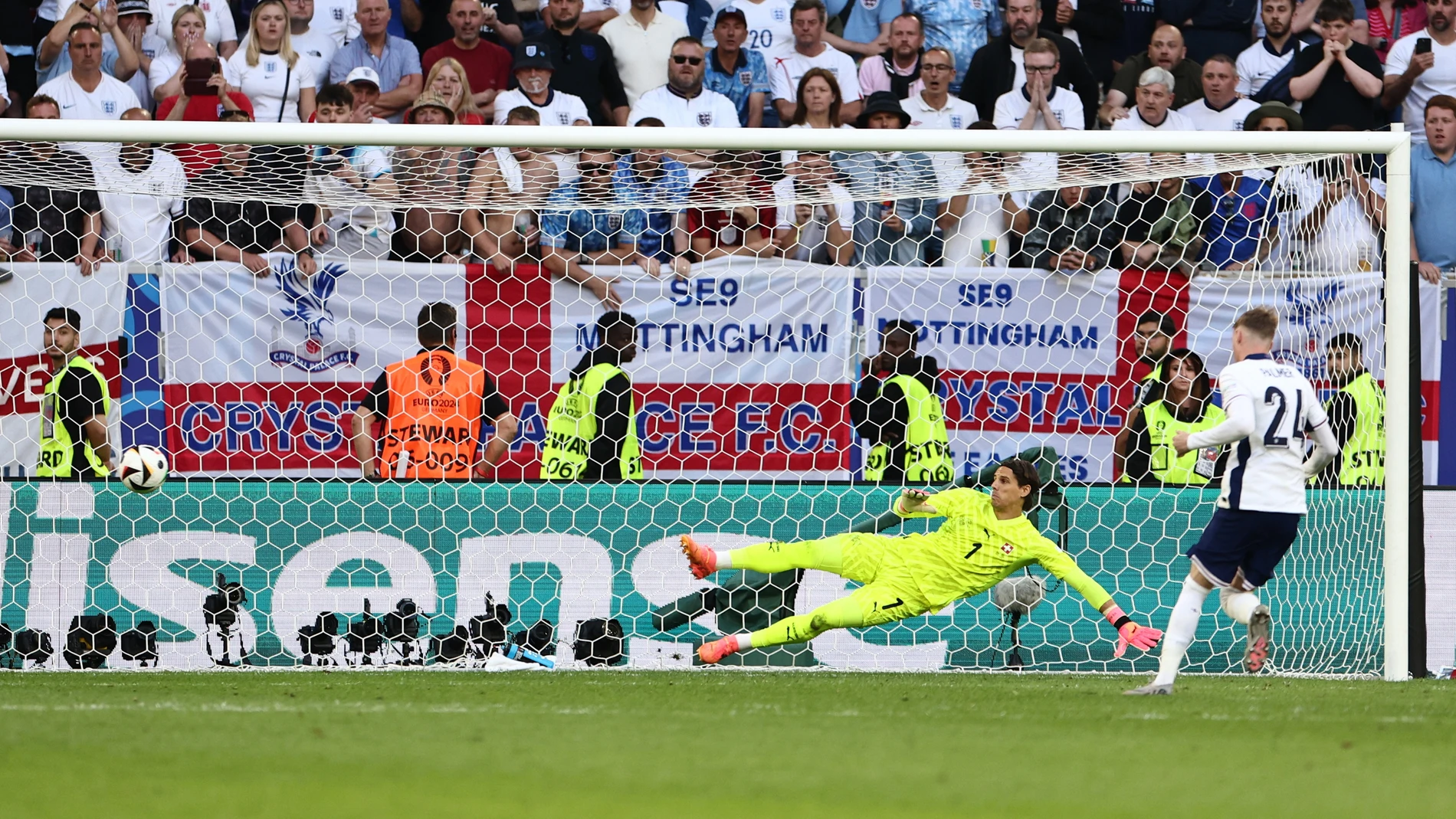 Dusseldorf (Germany), 06/07/2024.- Cole Palmer of England (R) scores England's first penalty during the penalty shootout at the UEFA EURO 2024 quarter-finals soccer match between England and Switzerland, in Dusseldorf, Germany, 06 July 2024. (Alemania, Suiza) EFE/EPA/ANNA SZILAGYI
