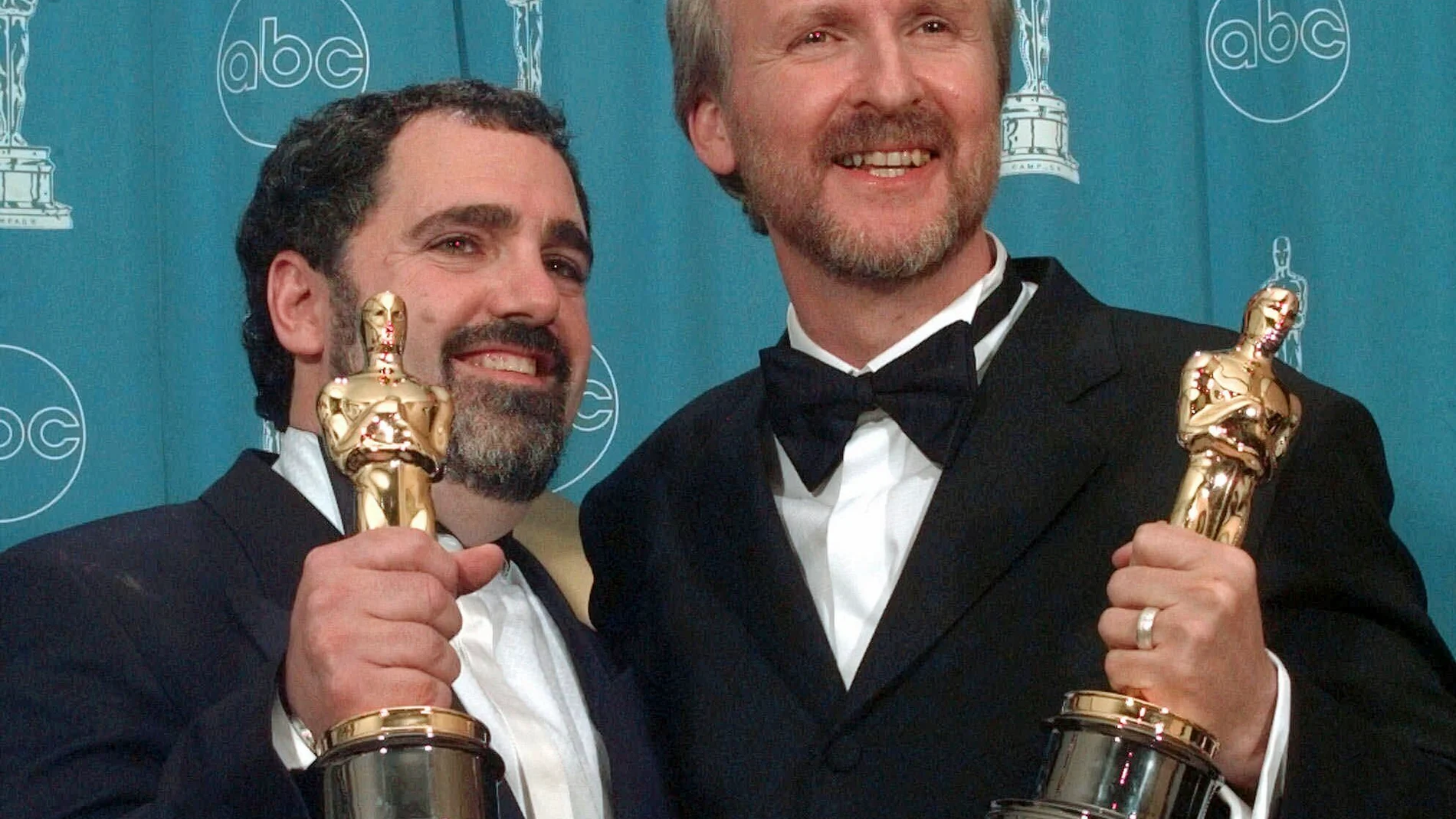 FILE - James Cameron, right, and Jon Landau hold the Oscars for Best Picture for the film "Titanic" at the 70th annual Academy Awards at the Shrine Auditorium in Los Angeles, March 23, 1998. Landau, an Oscar-winning producer who worked closely with director Cameron on “Titanic" and the “Avatar” series, has died, announced in a statement Saturday, July 6, 2024. (AP Photo/Reed Saxon, File)