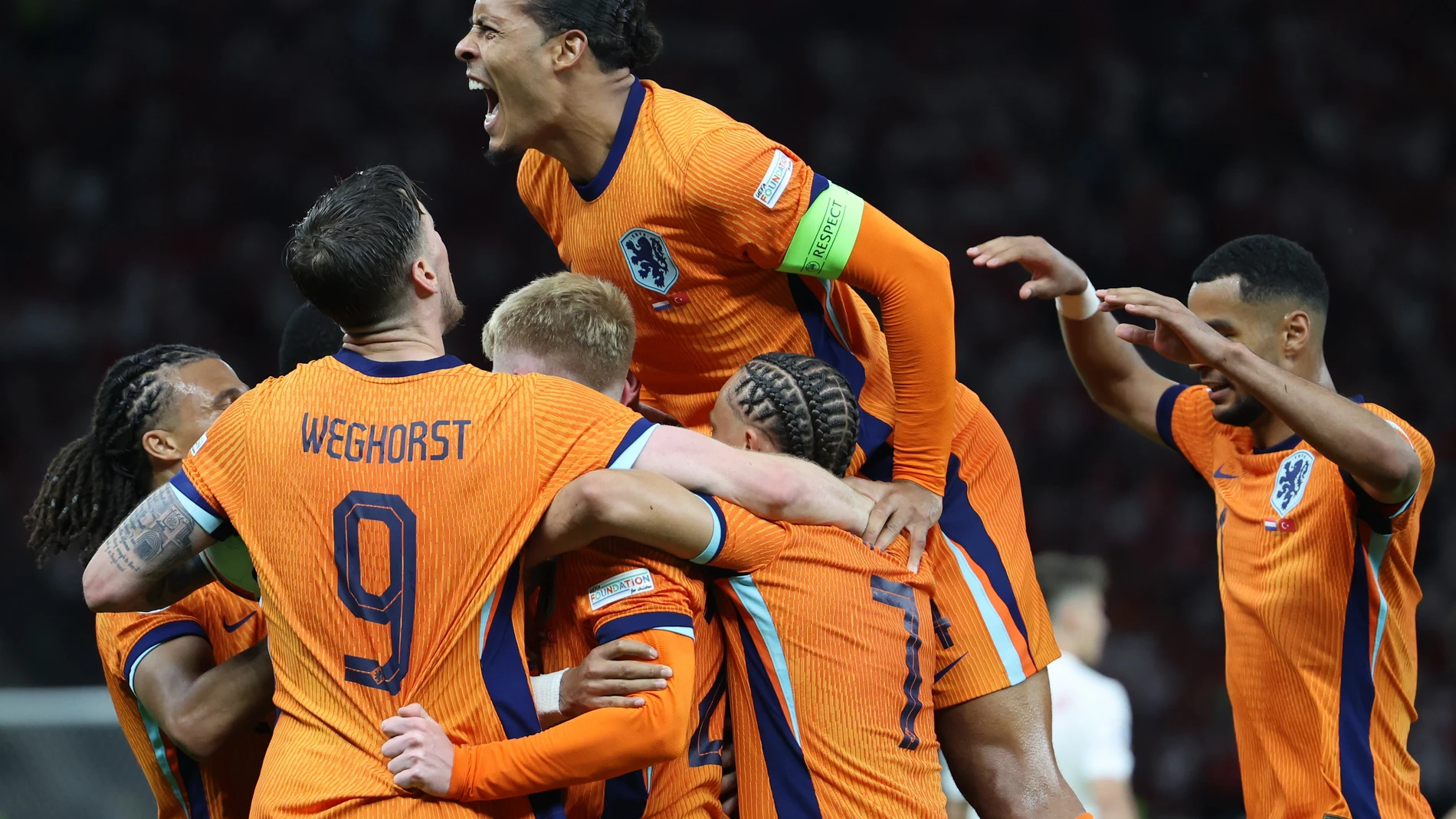 Berlin (Germany), 06/07/2024.- Virgil van Dijk of the Netherlands (top0 celebrates with teammates after Stefan de Vrij of the Netherlands scores the 1-1 during the UEFA EURO 2024 quarter-finals soccer match between Netherlands and Turkey, in Berlin, Germany, 06 July 2024. (Alemania, Países Bajos; Holanda, Turquía) EFE/EPA/ABEDIN TAHERKENAREH