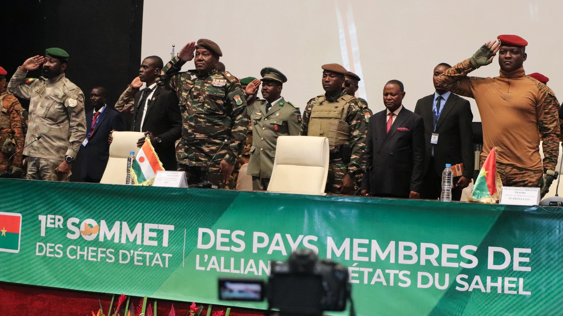 Niamey (Niger), 06/07/2024.- Interim President of Mali Colonel Assimi Goita (L), head of the military junta in Niger General Abdourahamane Tchiani (C) and interim leader of Burkina Faso Captain Ibrahim Traore (R) salute at the start of the first ever Alliance of Sahel States summit in Niamey, Niger, 06 July 2024. The junta-leaders in Mali, Burkina Faso, and Niger held their first ever joint summit of a new regional bloc, the Alliance of Sahel States, AES, since seizing power in a series of co...