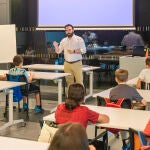 Ángel Niño visita una de las aulas de La Nave, donde se celebra el campamento infantil Jugando a Innovar