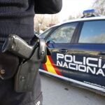 Agente y patrulla de la Policía Nacional