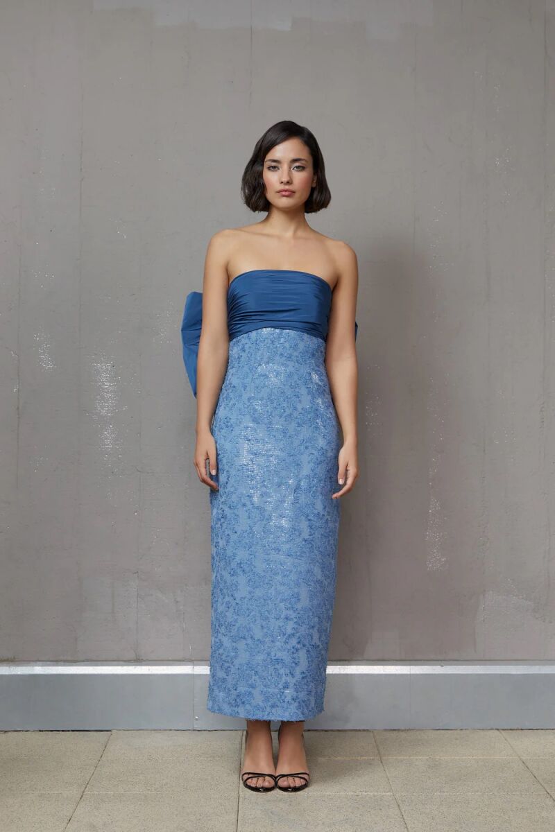 Vestido palabra de honor con maxi lazo.