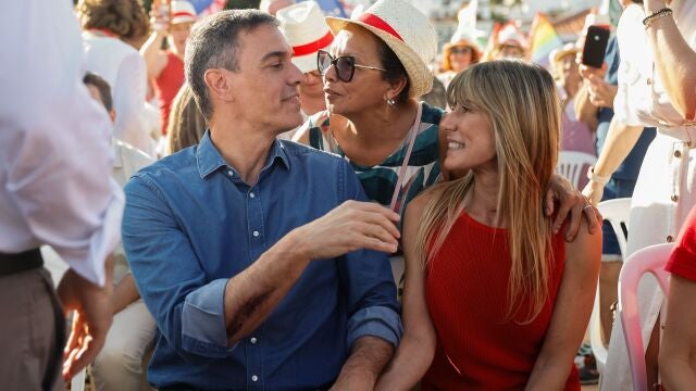El secretario general del PSOE y presidente del Gobierno, Pedro Sánchez (i), junto a su mujer, Begoña Gómez, durante un acto electoral de los socialistas en Benalmádena (Málaga).