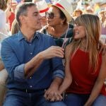 El secretario general del PSOE y presidente del Gobierno, Pedro Sánchez (i), junto a su mujer, Begoña Gómez, durante un acto electoral de los socialistas en Benalmádena (Málaga).