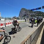 Varios turistas se disponen a cruzar el aeropuerto de Gibraltar.