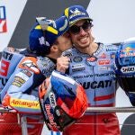 Marc Márquez le da un beso a su hermano en el podio de Sachsenring