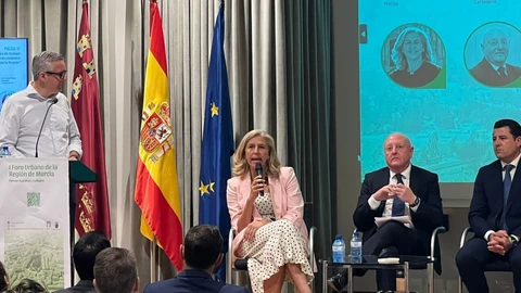 La concejal de Gobierno Abierto, Promoción Económica y Empleo, Mercedes Bernabé, ha participado en la mesa redonda 'Pensar nuestras ciudades y Retos de los Municipios de la Región', enmarcada en el I Foro Urbano de la Región de Murcia