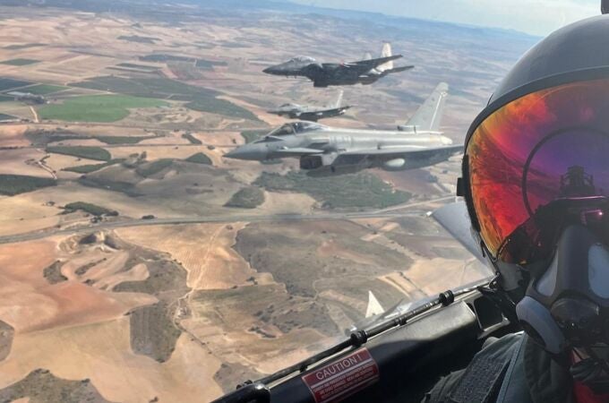 Formación de cazas sobre Alaska vista desde un Eurofighter español