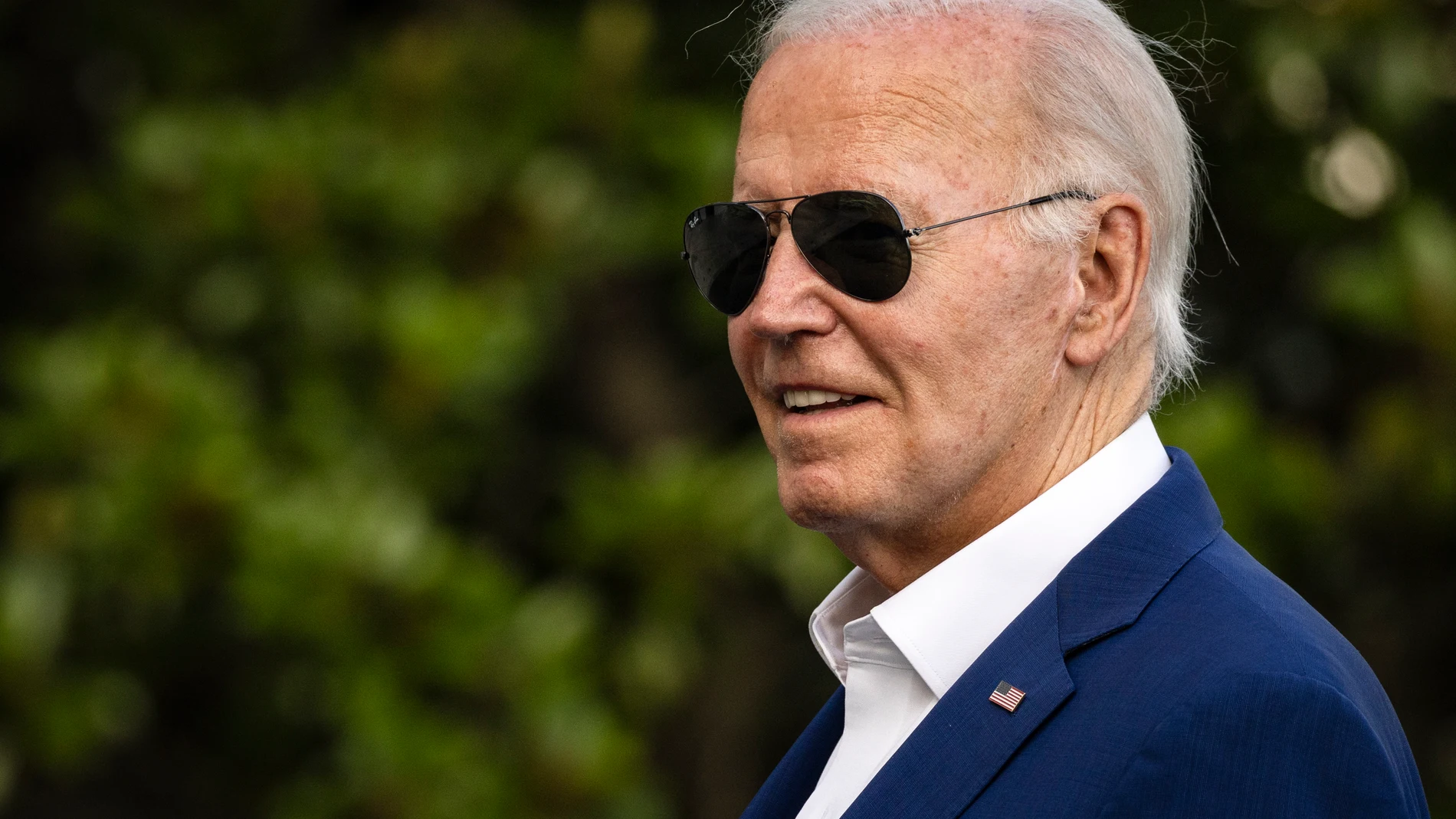 Washington (United States), 07/07/2024.- US President Joe Biden looks towards reporters as they shout questions as he walks towards the White House after landing on Marine One, in Washington, DC, USA, 07 July 2024. President Biden and First Lady Jill Biden returned to the White House after campaign events in Philadelphia and Harrisburg, Pennsylvania. (Filadelfia) EFE/EPA/SAMUEL CORUM / POOL