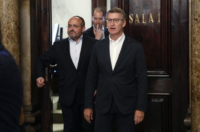 El líder del PP, Alberto Núñez Feijóo (d) y el líder de los populares catalanes, Alberto Fernández (i) tras la reunión que ha mantenido este lunes con los diputados de su partido en el Parlament para analizar la estrategia de la formación tras las elecciones autonómicas, en un momento en que aún no está claro si el líder del PSC, Salvador Illa, logrará los apoyos de ERC y los comunes para que salga adelante su investidura o si habrá repetición electoral.