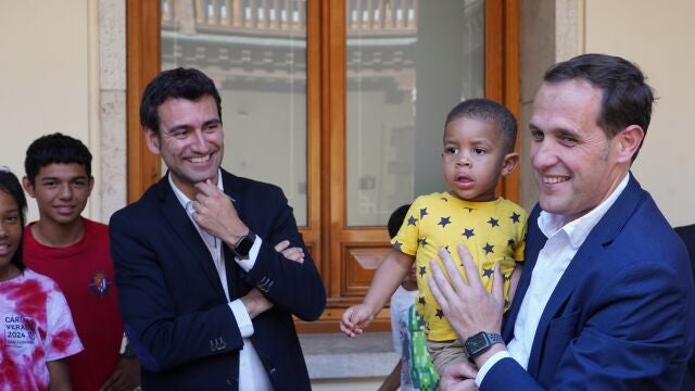 Conrado Íscar da la bienvenida a los niños participantes en el programa Vacaciones en Paz 2024