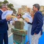 El alcalde de Benidorm,Toni Pérez, y el presidente de la Generalitat Valenciana, Carlos Mazón, con dos abanicos del Benidorm Fest hoy en la presentación del evento