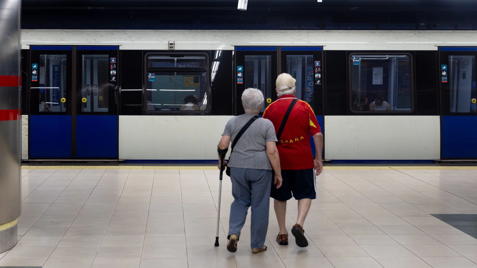 Ya dependemos de las máquinas para casi todo, un día será en todo y los humanos sobraremos. O quizá las máquinas se estropearán y acaben directamente con nosotros. O serán tan «inteligentes» que se autoprogramarán para salvarse de la idiotez humana. Ahora los individuos listísimos quieren automatizar trenes y metro. La línea 6 y la 8 irán en cabeza, y sin maquinista. ¿No les da miedo? A mí pánico. ¿Saben ustedes la de incidencias y accidentes, incluso salvaciones de vidas que realizan los con...