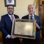 Nicolás Sánchez Albornoz recibe el título póstumo de su padre