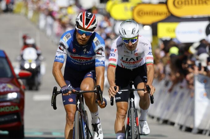 Mikel Landa entra en meta durante este Tour junto a Joao Almeida