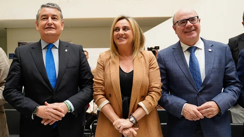 La alcaldesa de Granada, Marifrán Carazo (c), junto al consejero de la Presidencia, Interior, Diálogo Social y Simplificación Administrativa, Antonio Sanz (i), del rector de la Universidad de Granada, Pedro Mercado (d)