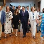 El consejero de Medio Ambiente, Vivienda y Ordenación del Territorio, junto a su equipo en las Cortes regionales