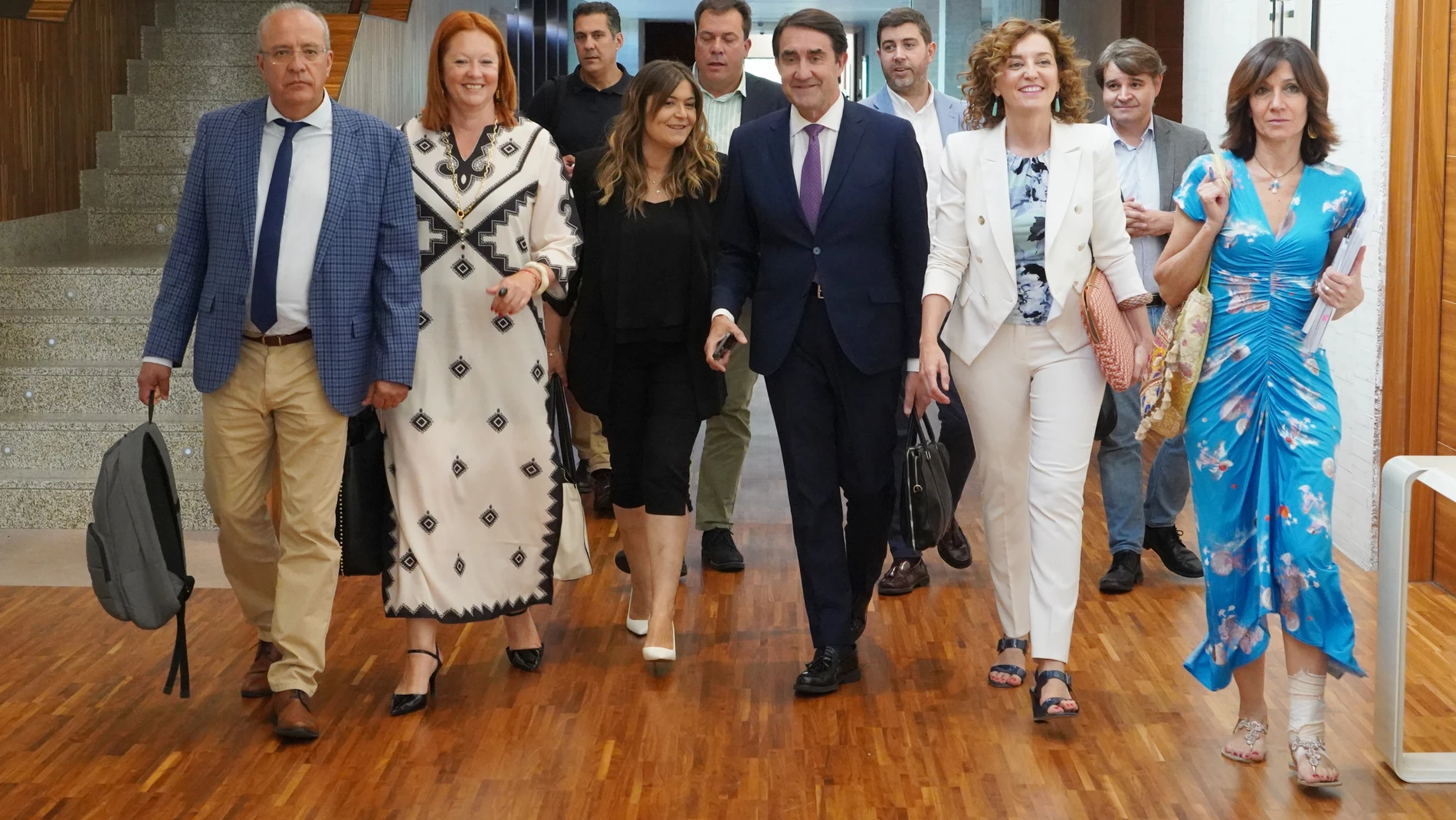 El consejero de Medio Ambiente, Vivienda y Ordenación del Territorio, junto a su equipo en las Cortes regionales