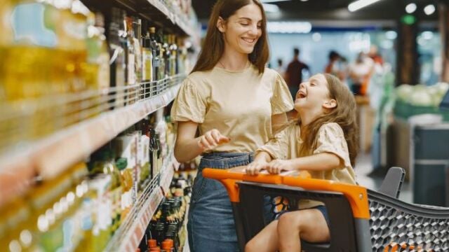 Mujer e hija hacen la compra en el supermercado