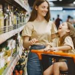 Mujer e hija hacen la compra en el supermercado