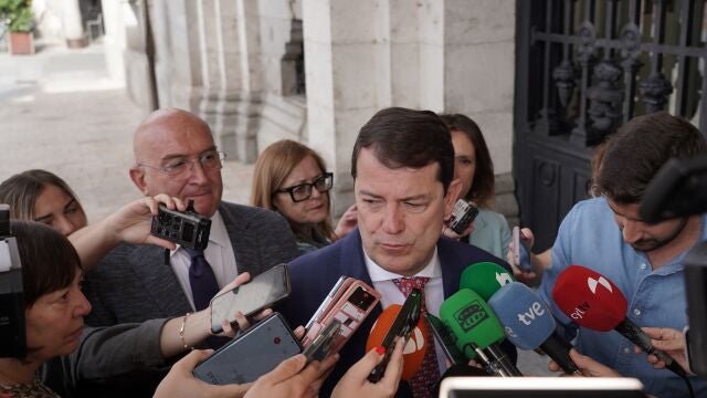 El presidente de la Junta, Alfonso Fernández Mañueco, atiende a los medios en Valladolid