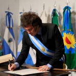 Argentina sella un pacto de unidad política, "un punto de inflexión" frente al "abismo"