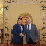 El presidente Alfonso Fernández Mañueco y el alcalde Jesús Julio Carnero suscriben el acuerdo, en presencia de la consejera Rocío Lucas