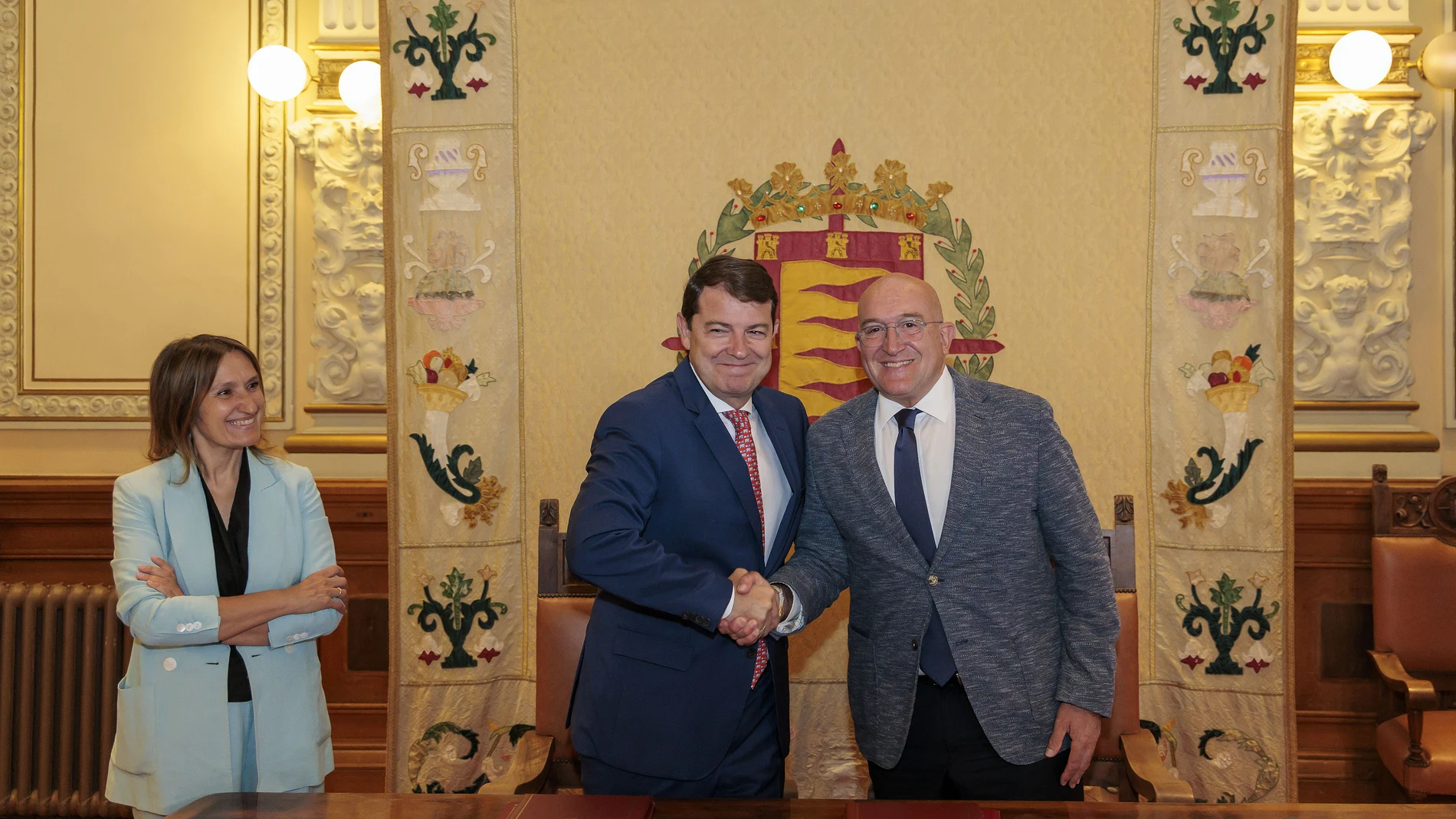 El presidente Alfonso Fernández Mañueco y el alcalde Jesús Julio Carnero suscriben el acuerdo, en presencia de la consejera Rocío Lucas