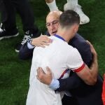 Luis de la Fuente se abraza a un futbolista después de la victoria ante Francia