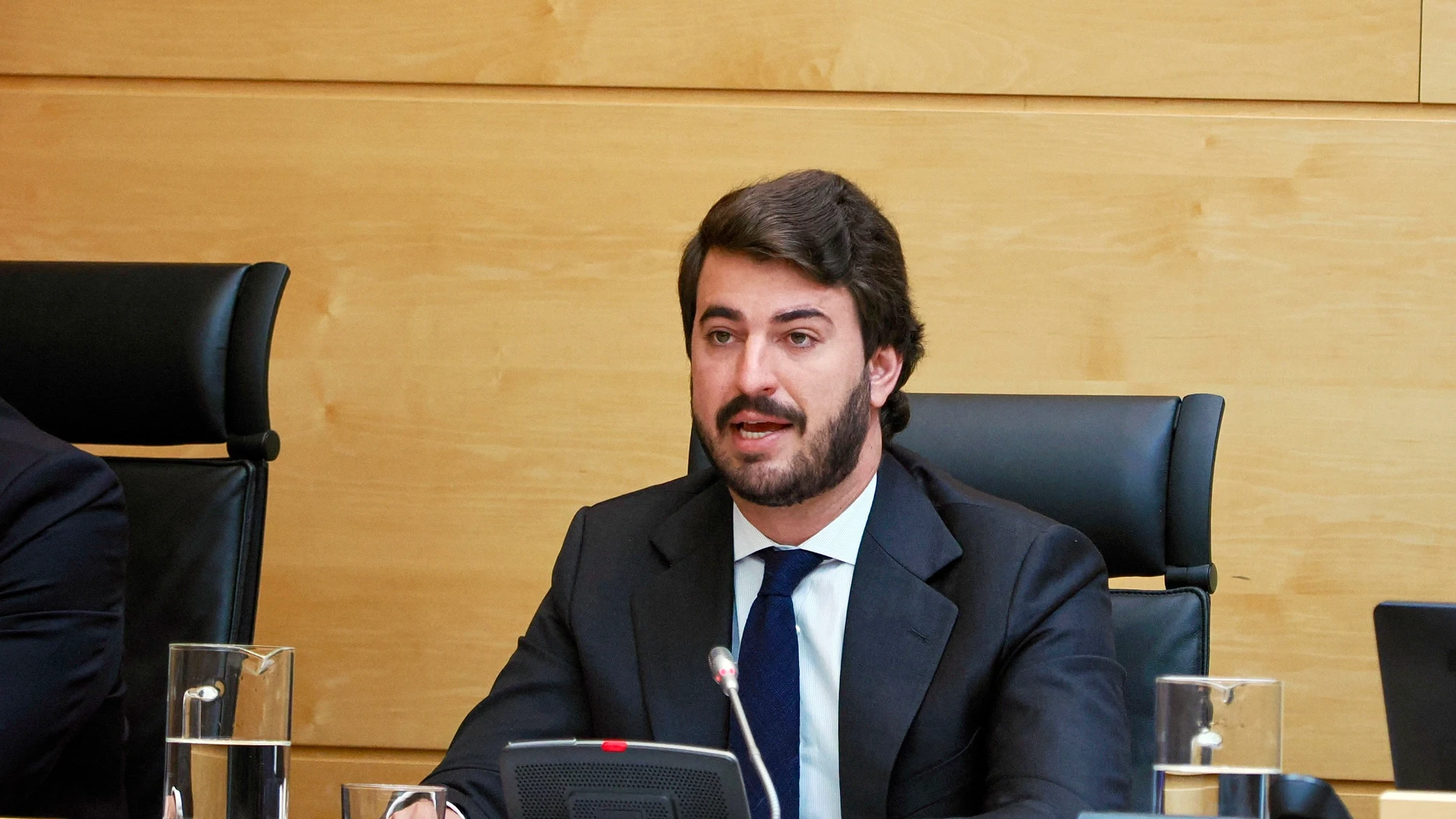 El vicepresidente de la Junta, Juan García-Gallardo, informa a las Cortes sobre el grado de cumplimiento de los objetivos de su departamento para la legislatura