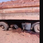 Un camión dañado tras la explosión de una mina terrestre