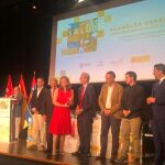La concejala de Servicios Sociales e Igualdad de Segovia, Azucena Suárez, recoge uno de los galardones