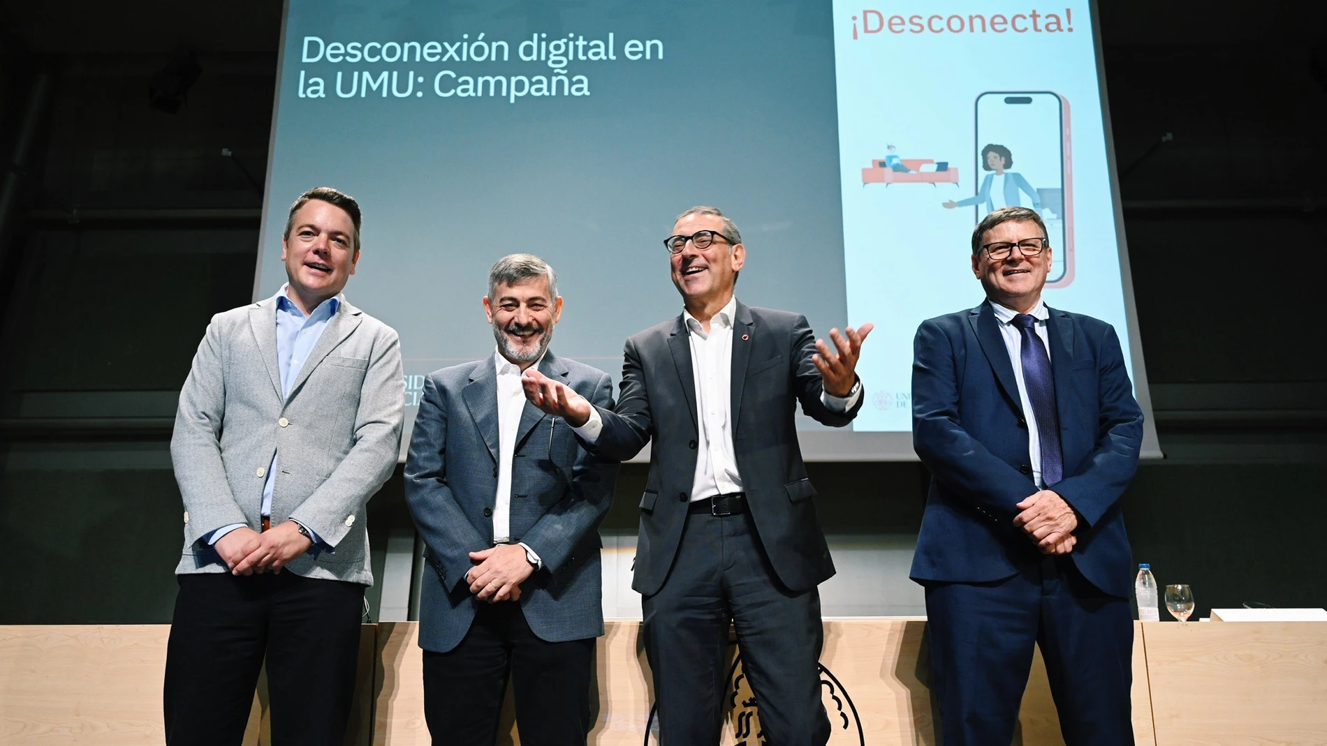 El rector, José Luján (2d) presenta la estrategia de desconexión digital junto al gerente (i), el vicerrector de profesorado y el coordinador de salud y bienestar