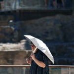 Una persona se protege del sol durante una ola de calor el año pasado en Málaga