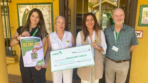 Representantes de la Fundación Cudeca con la acreditación de la recaudación